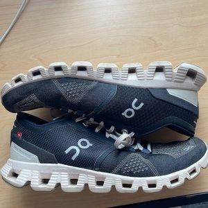 on cloud women’s cloud x black & pearl. Size 7. Still have lots of life!!